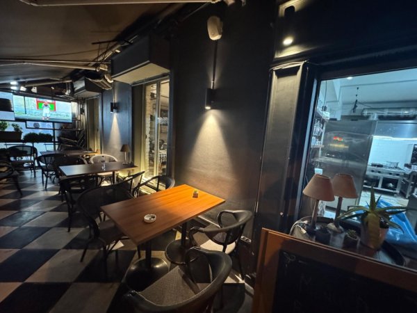 Tirane, shitet bar-resorant Kati 1, 