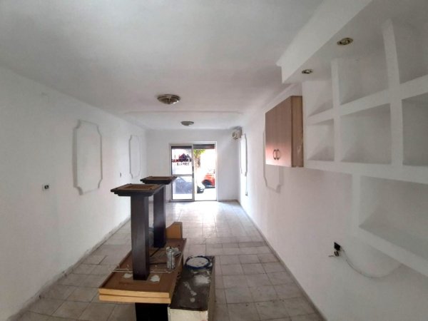 Jepet me Qira Ambient Biznesi pranë Brrylit dhe Pazari i Ri Mundësi shumë e mirë investimi!,  300 €URO