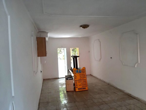 Jepet me Qira Ambient Biznesi pranë Brrylit dhe Pazari i Ri Mundësi shumë e mirë investimi!,  300 €URO