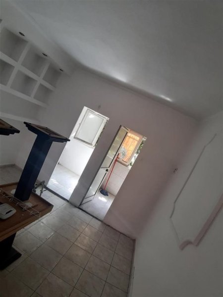 Jepet me Qira Ambient Biznesi pranë Brrylit dhe Pazari i Ri Mundësi shumë e mirë investimi!,  300 €URO