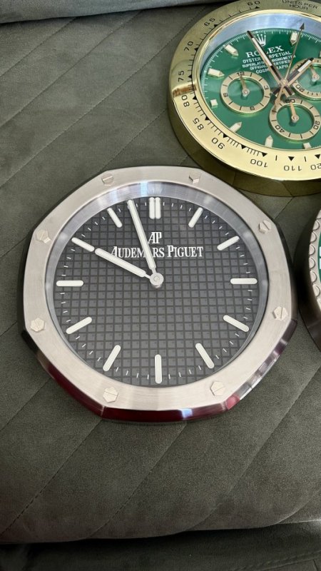 Tirane, shes SHITEN ORA MURI ROLEX DHE AUDEMARS PIGUET