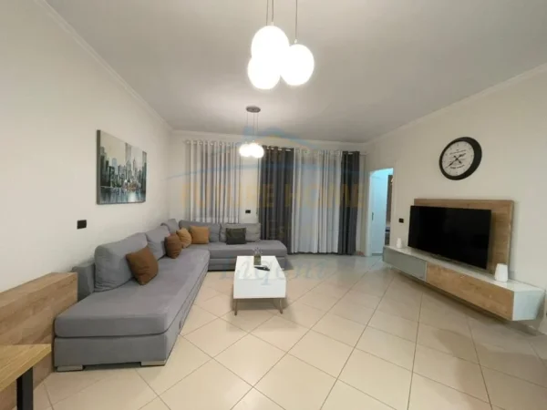 Tirane, jepet me qera apartament 1+1 Kati 3, 89 m² 1.100 € (Rruga e Kosovareve)