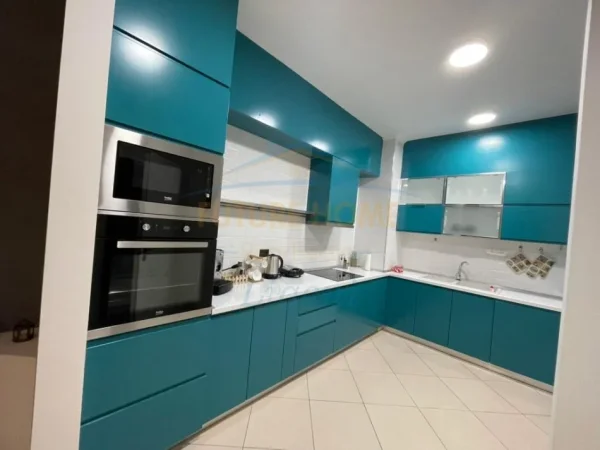 Tirane, jepet me qera apartament 1+1 Kati 3, 89 m² 1.100 € (Rruga e Kosovareve)