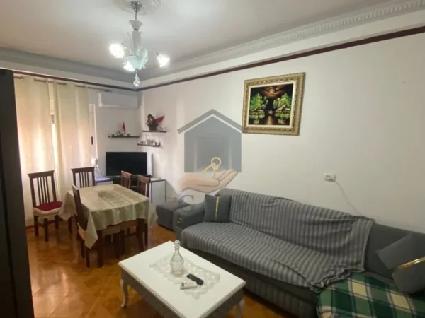 Durres, jepet me qera apartament 2+1+Ballkon Kati 3, 85 m² 350 € (iliria plazh durres)
