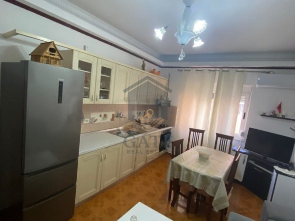 Durres, jepet me qera apartament 2+1+Ballkon Kati 3, 85 m² 350 € (iliria plazh durres)