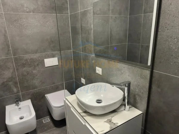 Tirane, jepet me qera apartament 2+1+Ballkon Kati 1, 100 m² 1.350 € (Komleksi Forest)