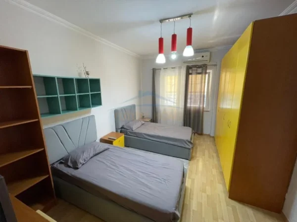 Tirane, jepet me qera apartament 2+1 Kati 8, 107 m² 800 € 