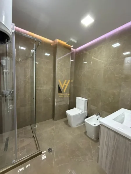 Tirane, jepet me qera apartament 3+1+Ballkon Kati 6, 190 m² 1.200 € (KODRA E DIELLIT)