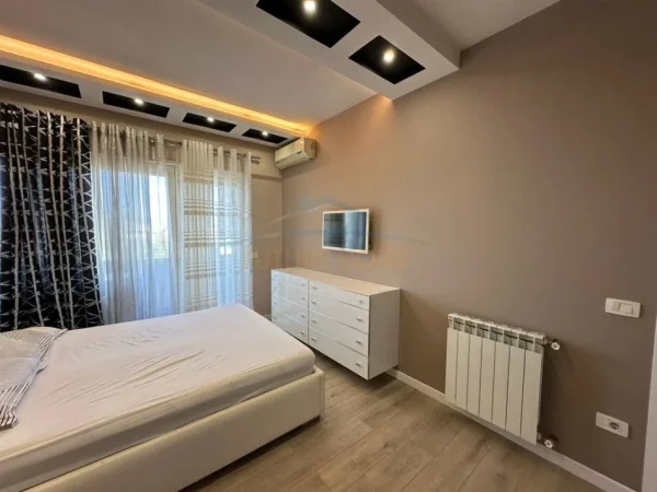 Tirane, jepet me qera apartament 1+1 Kati 5, 67 m² 700 € (Kristal Center)