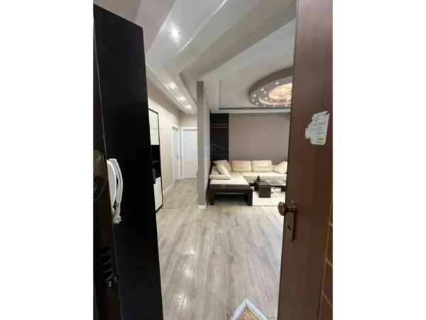 Tirane, jepet me qera apartament 1+1 Kati 5, 67 m² 700 € (Kristal Center)