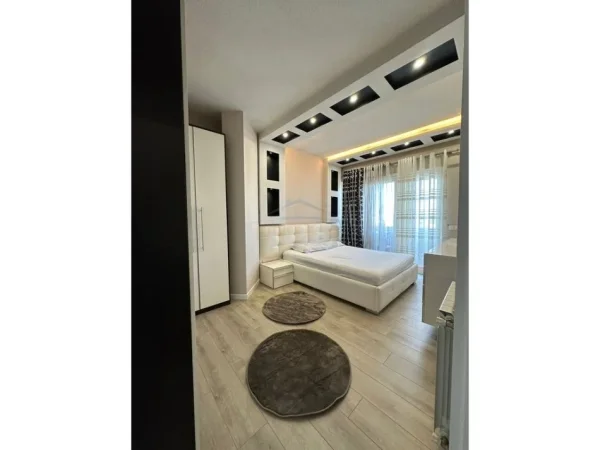 Tirane, jepet me qera apartament 1+1 Kati 5, 67 m² 700 € (Kristal Center)