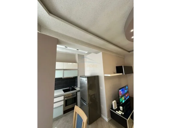 Tirane, jepet me qera apartament 1+1 Kati 5, 67 m² 700 € (Kristal Center)