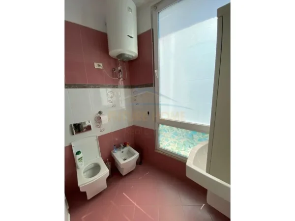 Tirane, jepet me qera apartament 3+1+Ballkon Kati 1, 107 m² 600 € (Rezidenca Kodra e Diellit)
