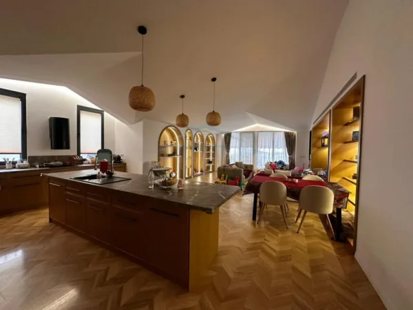 1,800 € Qera, Apartament 2+1+2+3 Poste Parkimi, Liqeni i Thate, Tirane.