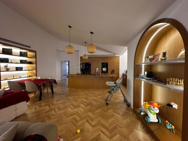 1,800 € Qera, Apartament 2+1+2+3 Poste Parkimi, Liqeni i Thate, Tirane.