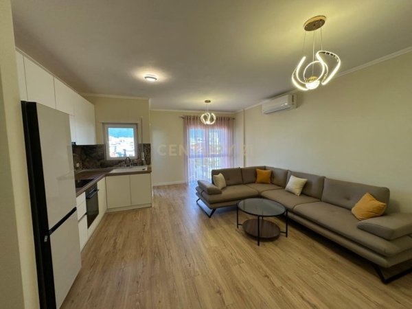 Tirane, jepet me qera apartament 2+1 Kati 5, 91 m² 800 € (Shkolla kuqe)