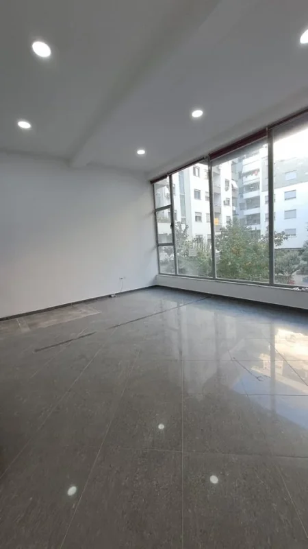 Tirane, jepet me qera ambjent biznesi Kati 1, 49 m² 400 € (Astiri)
