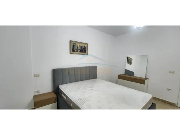 Tirane, jepet me qera apartament 1+1+Ballkon Kati 4, 62 m² 650 € (Ish Ekspozita)