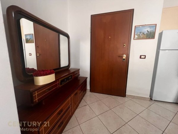 Tirane, jepet me qera apartament 2+1 Kati 5, 104 m² 550 € (Ali demi)