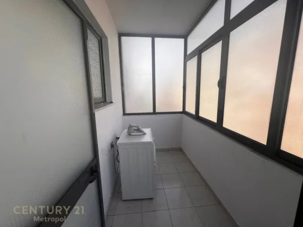 Tirane, jepet me qera apartament 2+1 Kati 5, 104 m² 550 € (Ali demi)