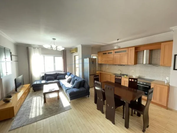 Tirane, jepet me qera apartament 2+1+Ballkon Kati 8, 115 m² 800 € (Rruga Reshit Petrela)