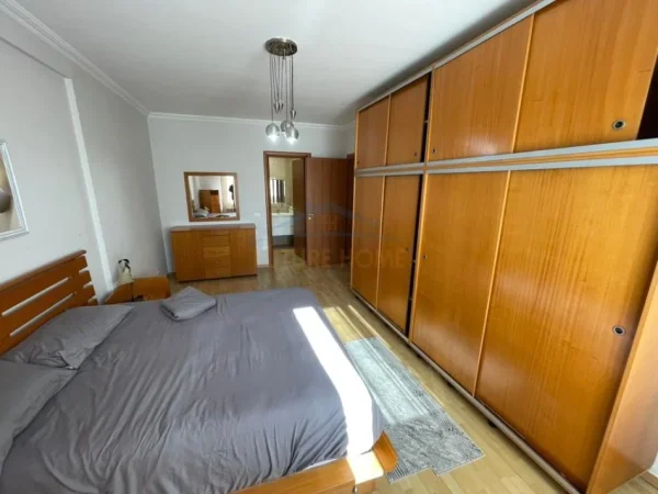 Tirane, jepet me qera apartament 2+1+Ballkon Kati 8, 115 m² 800 € (Rruga Reshit Petrela)