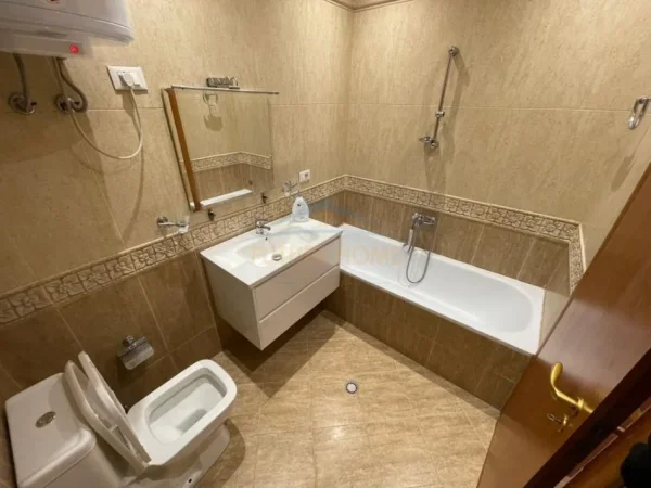 Tirane, jepet me qera apartament 2+1+Ballkon Kati 8, 115 m² 800 € (Rruga Reshit Petrela)