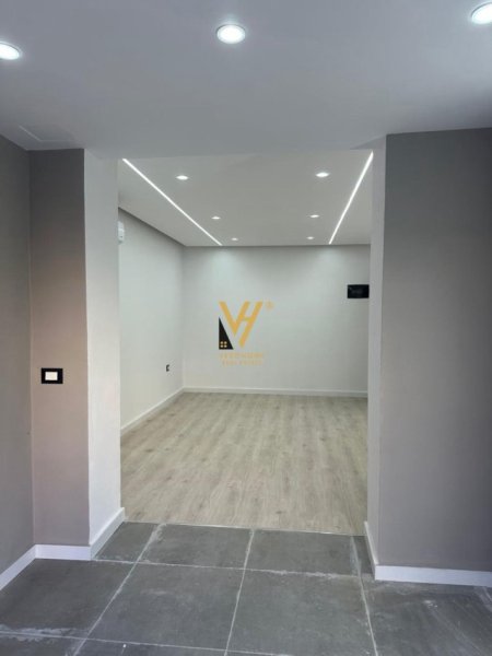 Tirane, jepet me qera zyre Kati 0, 30 m² 400 € (21 DHJETORI)