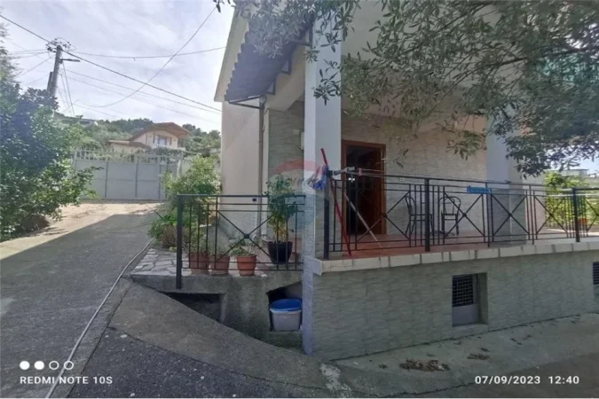 Vlore, shitet Vile 5+1+Aneks+Ballkon Kati 2, 217 m² 250.000 € (Rr. Dhimitër Konomi, Vlorë)