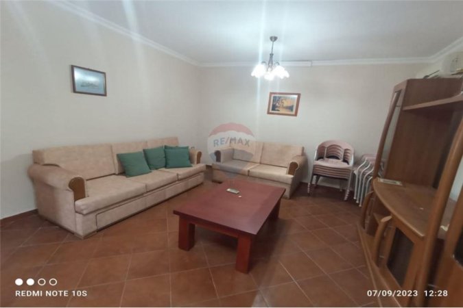 Vlore, shitet Vile 5+1+Aneks+Ballkon Kati 2, 217 m² 250.000 € (Rr. Dhimitër Konomi, Vlorë)