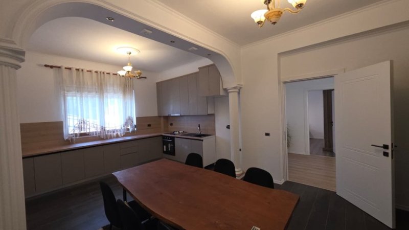 Vlore, shitet Vile 3+1 Kati 1, 386 m² 210.000 € (Pran kalceto Vlora, Rr.Kushtrimi)