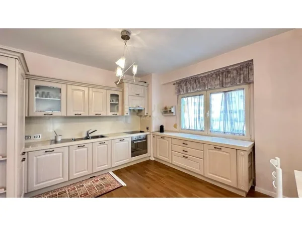 Tirane, jepet me qera apartament 2+1 Kati 2, 128 m² 
