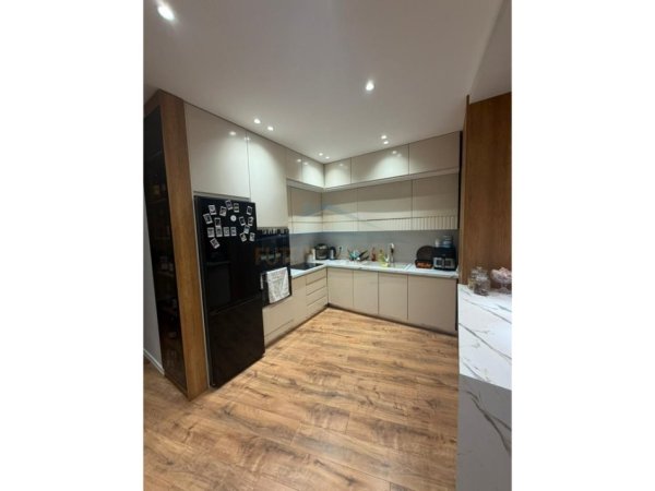 Tirane, shitet apartament 3+1+Ballkon Kati 2, 149 m² 400.000 € (Liqeni Thate)