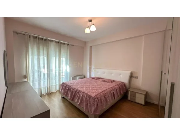 Tirane, jepet me qera apartament 2+1 Kati 2, 128 m² 