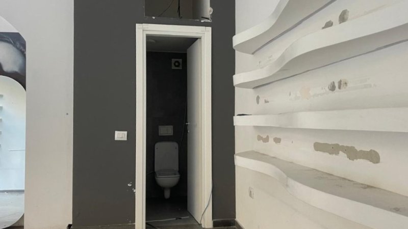 Tirane, jepet me qera dyqan Kati 0, 105 m² 1.700 € 