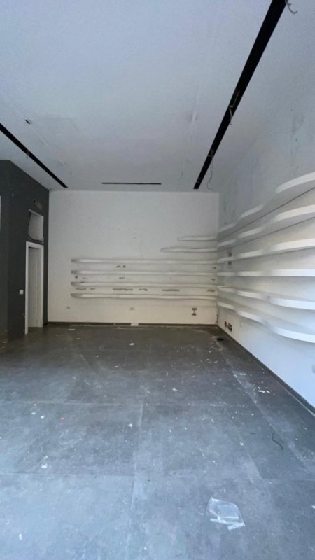 Tirane, jepet me qera dyqan Kati 0, 105 m² 1.700 € 