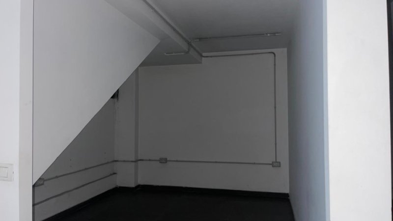 Tirane, jepet me qera dyqan Kati 0, 105 m² 1.700 € 