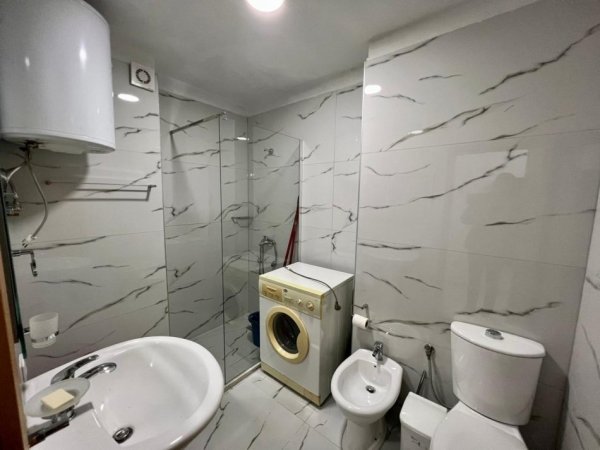 Tirane, jepet me qera apartament 1+1 Kati 11, 500 € 
