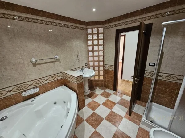 Tirane, shes apartament 2+1+Aneks+Ballkon Kati 4, 139 m² 350.000 € (Kafe Roma)