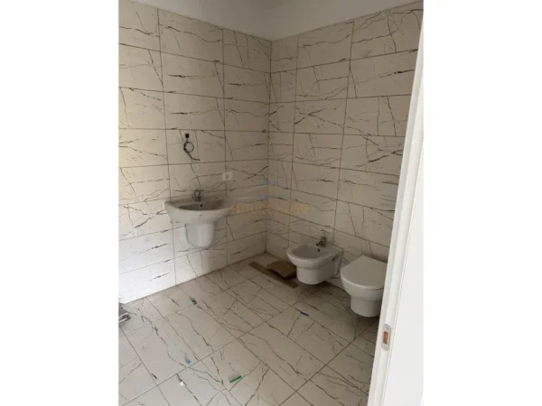 Tirane, jepet me qera apartament 2+1+Ballkon Kati 4, 600 m² 600 € (Rruga Jordan Misja)