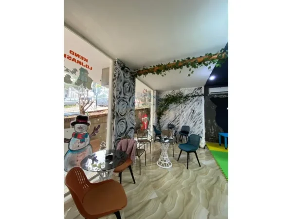 Shitet, Bar Lounge, Fresk, Tiranë. 240,000 €
