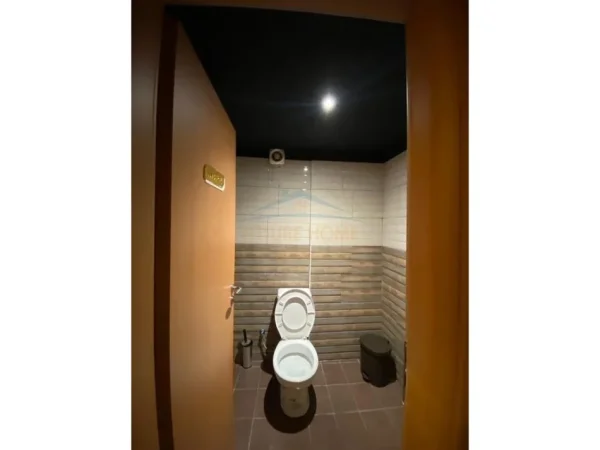 Shitet, Bar Lounge, Fresk, Tiranë. 240,000 €