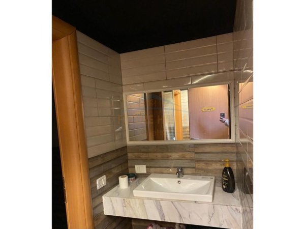 Shitet, Bar Lounge, Fresk, Tiranë. 240,000 €