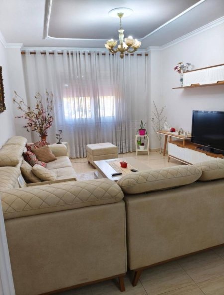 Tirane, jepet me qera apartament 2+1 Kati 2, 110 m² 750 € (QENDER)