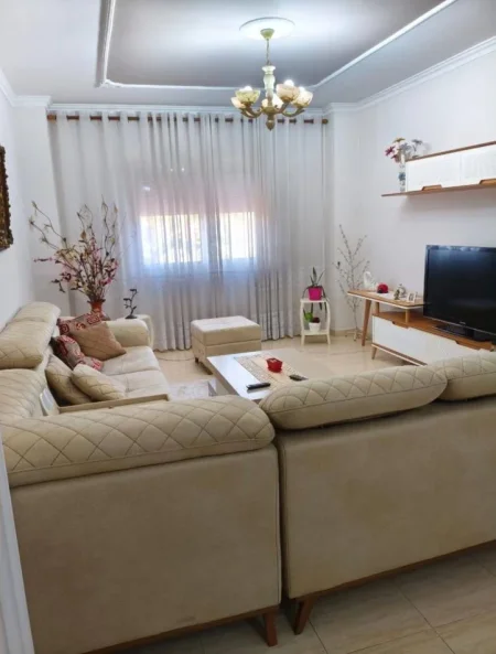 Tirane, jepet me qera apartament 2+1 Kati 2, 110 m² 750 € (QENDER)