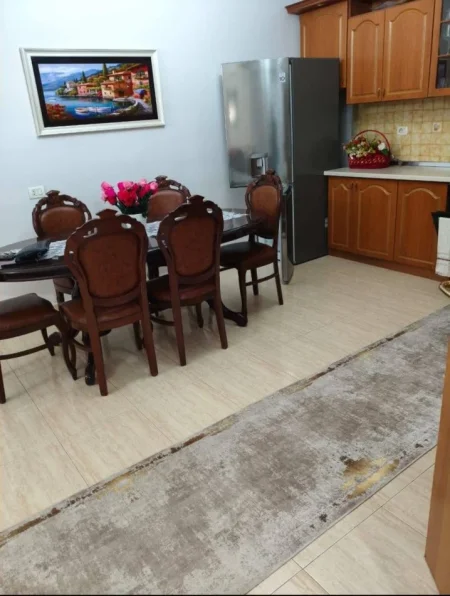 Tirane, jepet me qera apartament 2+1 Kati 2, 110 m² 750 € (QENDER)