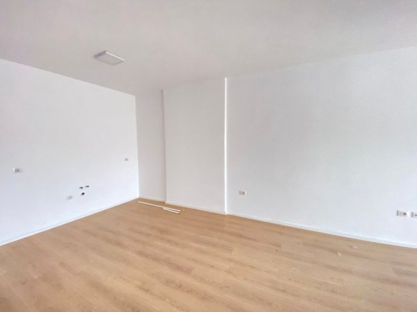 Tirane, jepet me qera zyre Kati 5, 94 m² 800 € (Rruga Bardhyl)