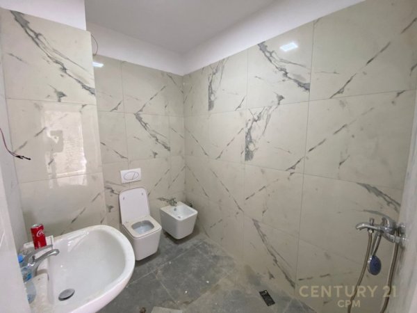 Tirane, jepet me qera zyre Kati 5, 94 m² 800 € (Rruga Bardhyl)