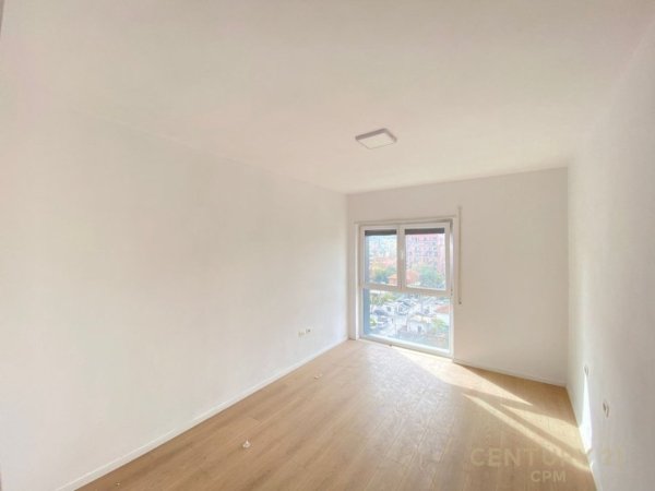 Tirane, jepet me qera zyre Kati 5, 94 m² 800 € (Rruga Bardhyl)