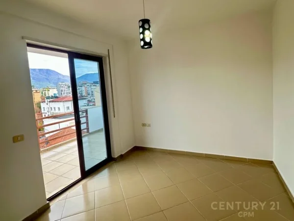 Tirane, jepet me qera ambjent biznesi Kati 6, 100 m² 700 € (Rruga e Dibres)